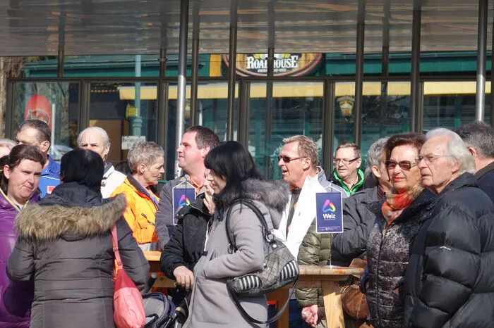 Die Stadtgemeinde hatte dazu neben den Anrainern die gesamte Bevölkerung eingeladen und stellte an der Ecke Kapruner-Generator-Straße und Europa-Allee Standl und Biertische auf.