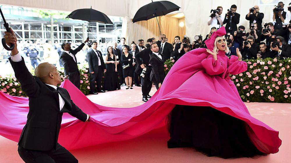 Lady Gaga auf dem rosaroten Teppich der Met Gala 