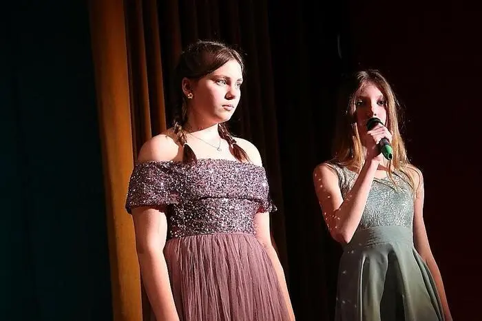 Seit elf Jahren werden Theaterstücke an der Schule aufgeführt, zum zweiten Mal wagte man sich in das Volksheim. Und mit Erfolg, was man am voll besetzten Saal ermessen kann. Für Ton und Licht waren auch die Schüler zuständig, zudem waren alle Rollen doppelt besetzt. 