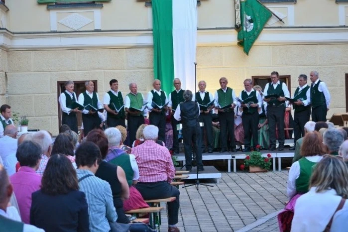 Der Sunnberger Viergsang und die RiDuRi-Musi erweiterten das musikalische Angebot. Lukas Neuhold aus Fohnsdorf hatte an diesem lauen, stimmungsvollen Sommerabend sein Moderationsdebüt. Er meisterte es mit Bravour.