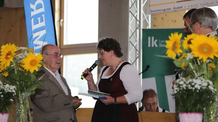 Die Fischbacher Bürgermeisterin Silvia Karelly bedankte sich bei Prälat Gerhard Rechberger für den Gottesdienst.