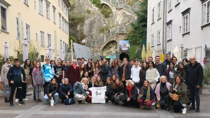 Im Herbst ist die Zeit, in der man Drachen steigen lässt. Einen ganz Speziellen ließ die HAK Eisenerz steigen - nämlich KITE, Keep in Touch, Europe! Bei Kite, englisch für Drachen, handelt es sich um ein Erasmus+ - Projekt über „Kulturelles Erbe“ der HAK Eisenerz und der MS Trofaiach mit Partnerschulen aus Griechenland, Italien und Portugal. 