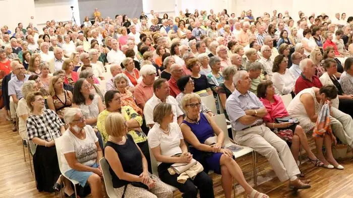 So viele Besucher hat man in der Blumenhalle der Bezirkshauptstadt St. Veit schon lange nicht mehr gesehen. Grund war das  Konzert des Ningbo Symphony-Orchestra aus China. 