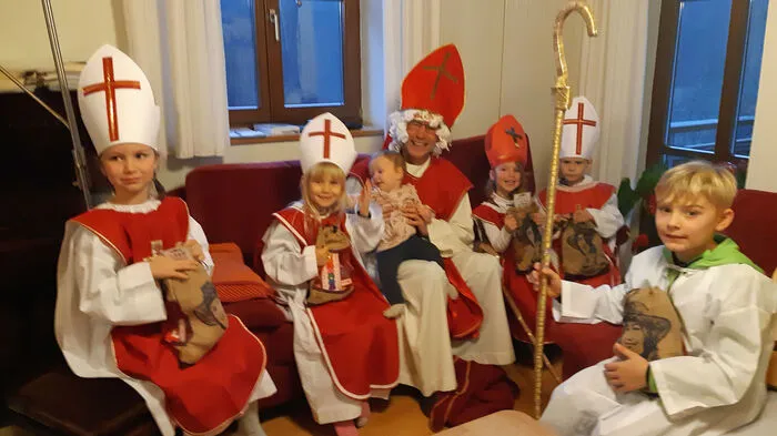 Viele kleine Nikoläuse überraschten den großen Nikolaus (Diakon Hermann Sebernegg) bei seinem Hausbesuch bei Familie Ranz in der Pfarre Heiligenkreuz am Waasen.