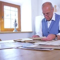 In Nikolsdorf führt Dieter Mayr-Hassler sein „Buch- und Spielehotel“. In den altehrwürdigen Mauern haben sich viele Geschichten abgespielt
