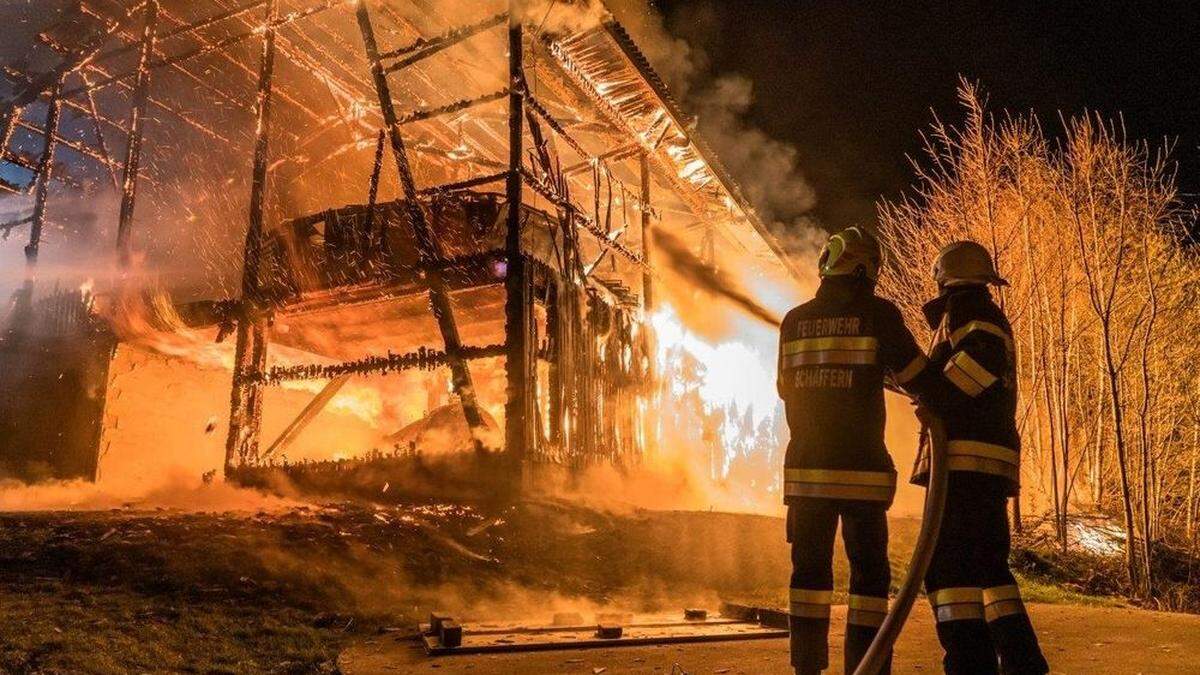 Die Flammen schlugen bereits meterhoch in den Himmel und drohten auf das eng angebaute Wohnhaus überzugreifen