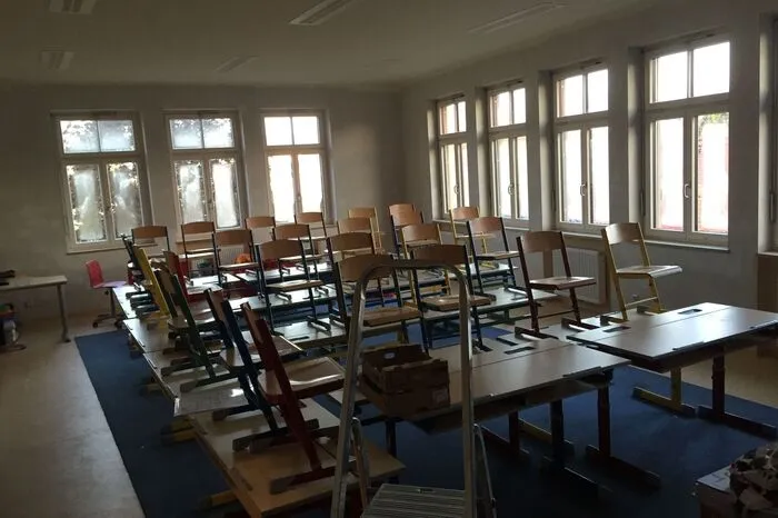 Zwei neue Klassenzimmer - zwar noch nicht ausgemalt - aber voll eingerichtet