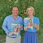 Magazinmacher Alexander Suppantschitsch und Daniela Hofer mit der Jubiläumsausgabe