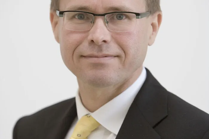 Zwischendurch trug er die Haare seriös kurz ...