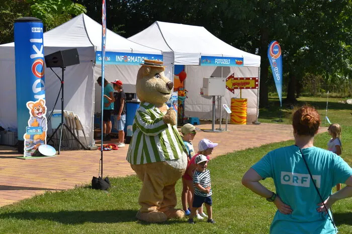 Zur vollen Stunde bot sich jeweils auch die Möglichkeit, Figuren wie Biene Maja oder den ABC Bär persönlich zu treffen