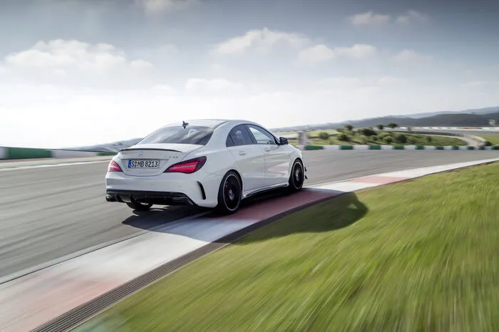 Die AMG-Modelle CLA 45 4MATIC als Coupé und Shooting Brake leisten jetzt 381 PS und 475 Nm maximalem Drehmoment – und lassen damit die direkte Konkurrenz aus München und Ingolstadt alt aussehen.