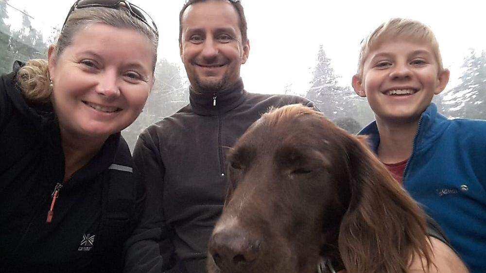 Ein Foto „aus wieder besseren Tagen“: Der Grazer Thomas Peinsith mit seiner Frau Marie, Sohn Max und dem Familienhund Amo