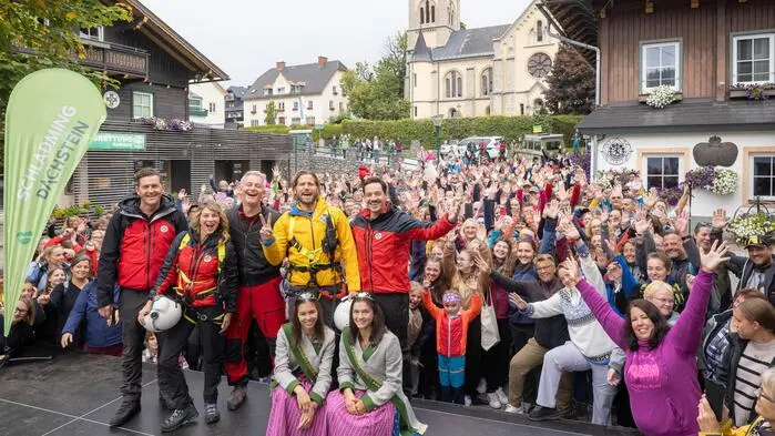 Bei der 13. „Bergretter“-Fanwanderung in Ramsau am Dachstein trafen am Samstag 400 Fans der ZDF-Serie auf die Schauspieler (vorne stehend v. l.) Michael Pascher, Luise Bähr, Robert Lohr, Sebastian Ströbel und Markus Brandl