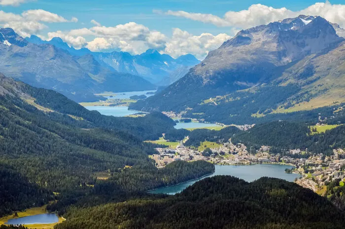 Aber die Schweizer machen es den Wanderern mit Aufstiegshilfen recht bequem. So etwa führt eine kleine Standseilbahn auf das Muottas Muragl. Von hier kann man die Seen im Tal und die gegenüberliegenden Gletscher und Bergketten bis zum berüchtigten Biancograt, der auf den Piz Bernina führt, erblicken.