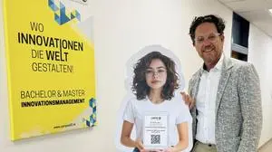 Hans Lercher mit „Luna“, die Studierende mit der Fachhochschule vertraut macht