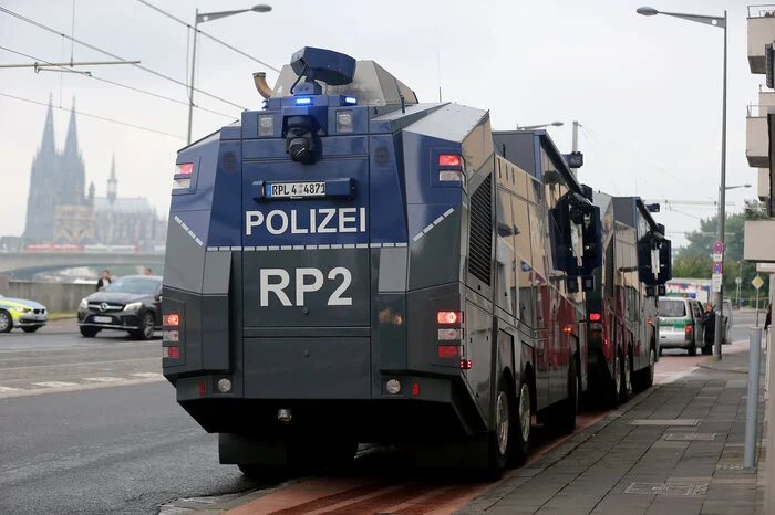 Die Polizei war mit einem Großaufgebot von rund 2700 Beamten im Einsatz, um die Demonstrationen abzusichern und Auseinandersetzungen zu verhindern. Acht Wasserwerfer und gepanzerte Räumfahrzeuge standen bereit.
