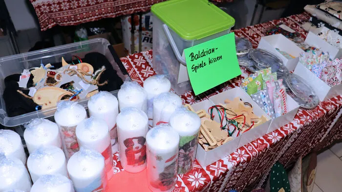Weihnachtsgeschichten mit Besuch des Christkindes, ein großer Glückshafen und Live-Konzerte mit Verena S, Heart of Stone und RockConFusion rundeten den Charitymarkt ab.