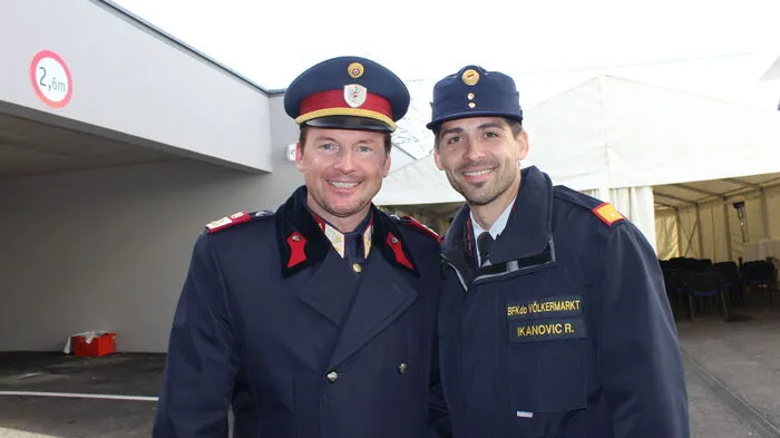 Präventionsbeamter Günther Kazianka mit Rahman Ikanovic, Kommandant der Stadtfeuerwehr Völkermarkt