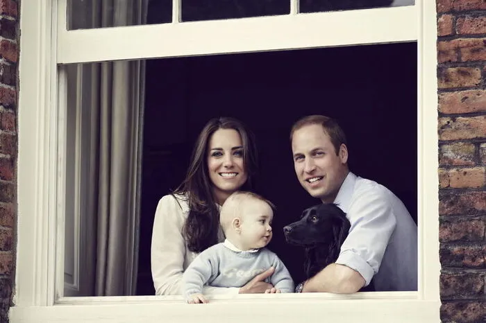 Prinz George mit seinen Eltern und Familienhund Lupo. Weitere Bilder des kleinen George...