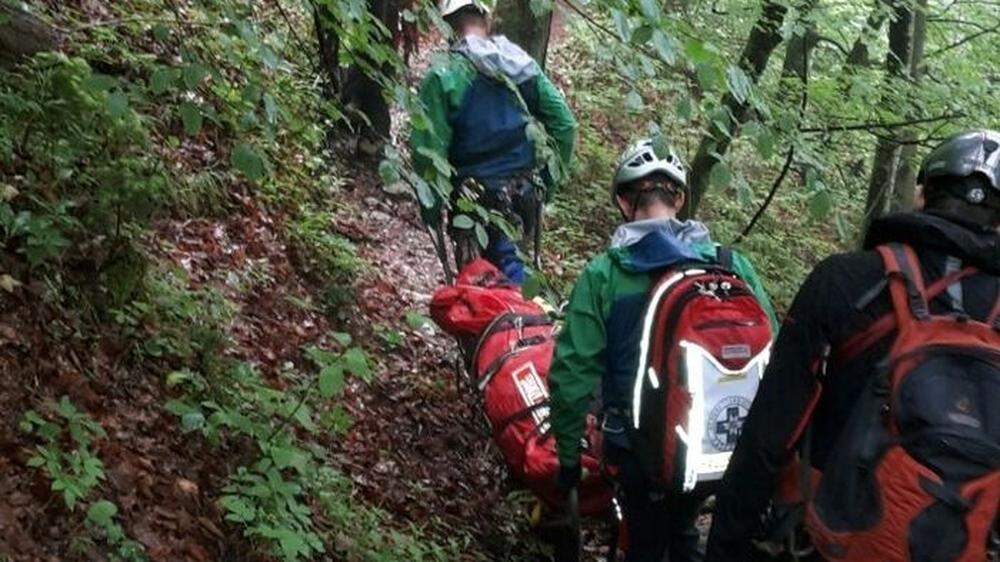 Eine 48-Jährige aus Grundlsee in der Steiermark ist vom Echernwandklettersteig bei Hallstatt (Bezirk Gmunden) in den Tod gestürzt