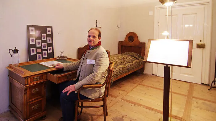 Ronald Fuchs im Arbeits- und Schlafzimmer von Brahms, wo der Komponist neun Monate lang wohnte