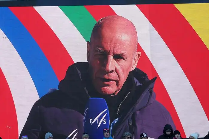 FIS-Präsident Johan Eliasch sprach seine Eröffnungs-Worte am Berg, mitten unter den Athleten