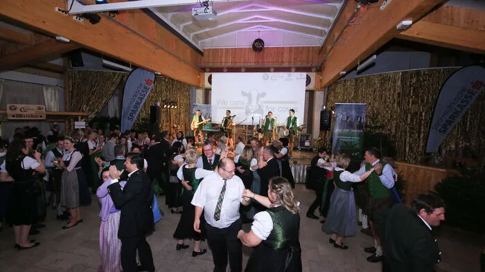 Neun Tanzpaare der Landjugend Spielberg eröffneten den Ball mit einer traditionellen Polonaise. Danach schwangen auch zahlreiche Ballgäste das Tanzbein.