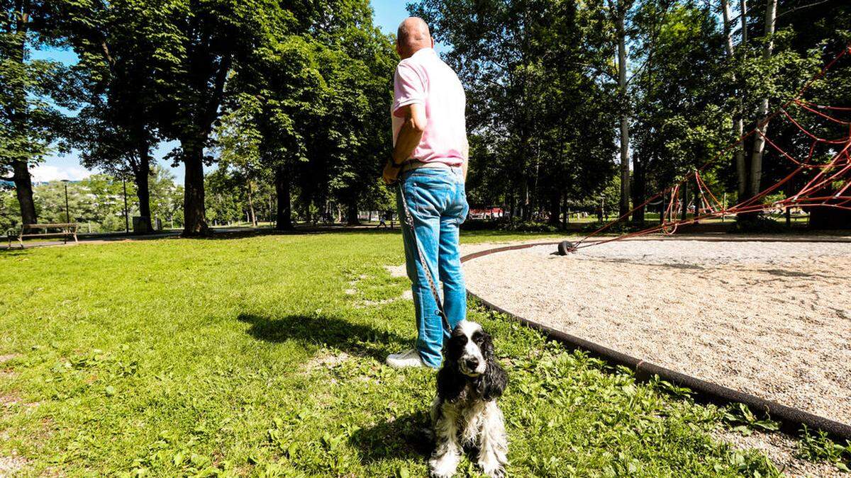 Hund Paula und Christian Weniger im Augarten