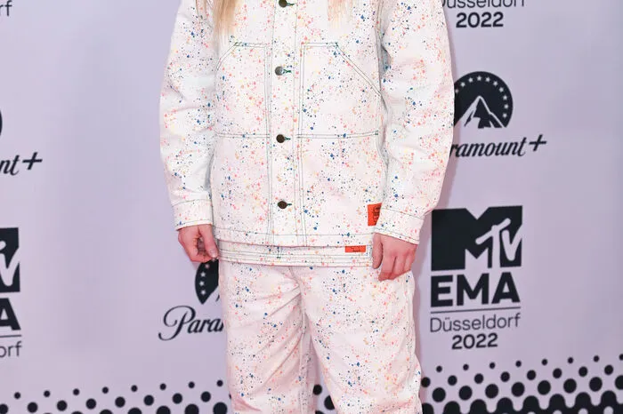 Der britische Song-Contest-Kandidat 2022 Sam Ryder war ebenfalls bei den EMAs zu Gast, wo er unter anderem einen Award präsentierte. Für seinen Auftritt trug der Brite ein weißes Set aus Jacke und Hose mit bunten Farbsprenkeln.