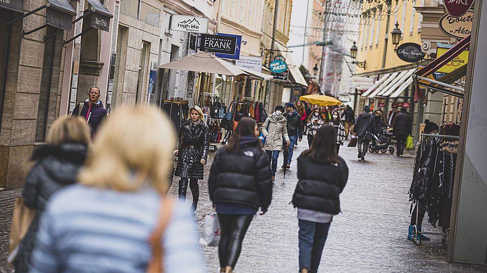 In der Klagenfurter Innenstadt könnte es bald wieder voller werden: Die 2G-Regel im Handel wird in Kürze aufgehoben