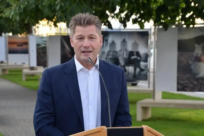 Bürgermeister Josef Maier betonte in seiner Begrüßung die Bedeutung der Ausstellung: „Jeder von uns kennt den Moment, in dem man zum Handy greift, um einen Augenblick festzuhalten. Die Kunst der Berufsfotografen besteht darin, diese Momente ins rechte Licht zu rücken.“
