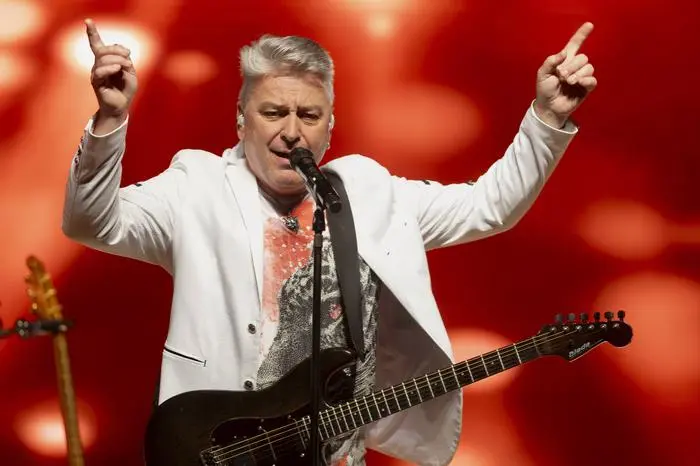 Dietmar Ganshofer Gitarre während des Auftrittes der österreichischen Schlagerband Die Paldauer in der Veranstaltung Spaß mit Andy Borg & Stargäste im Kulturpalast Dresden. Bekannt wurde er als Mitglied der Gruppe Die Flippers. Seit deren Auflösung 2011 tritt er als Solokünstler auf. *** Dietmar Ganshofer on guitar during the performance of the Austrian pop band Die Paldauer at the event Fun with Andy Borg Star Guests at the Kulturpalast Dresden He became known as a member of the group Die Flippers Since they disbanded in 2011, he has been performing as a solo artist