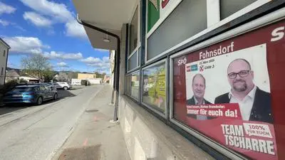 In einer Seitengasse neben dem Hauptplatz hängt noch ein SPÖ-Wahlplakat. Mit dem Verlust der Absoluten haben im Vorfeld viele gerechnet, dass der Abstand zur ÖVP aber so knapp ist, hat überrascht