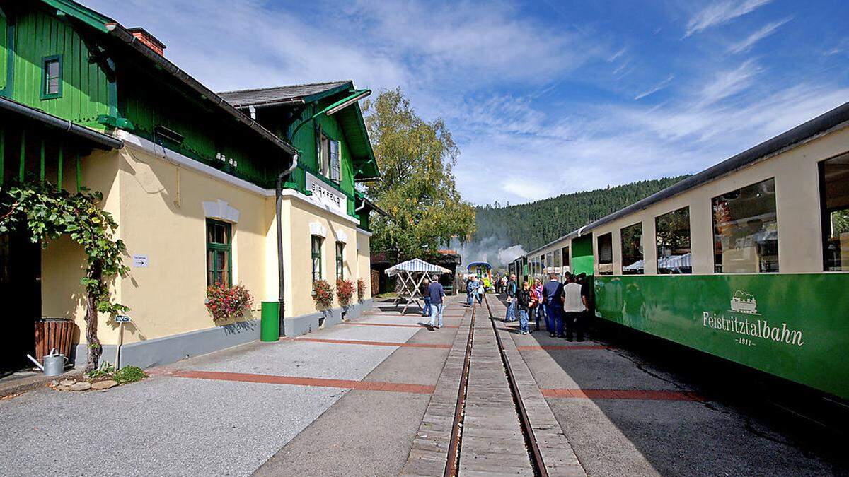 Ein Bild aus der Vergangenheit: Ein wunderschön geschmückter Birkfelder Bahnhof mit vielen Kunden der Feistritztalbahn