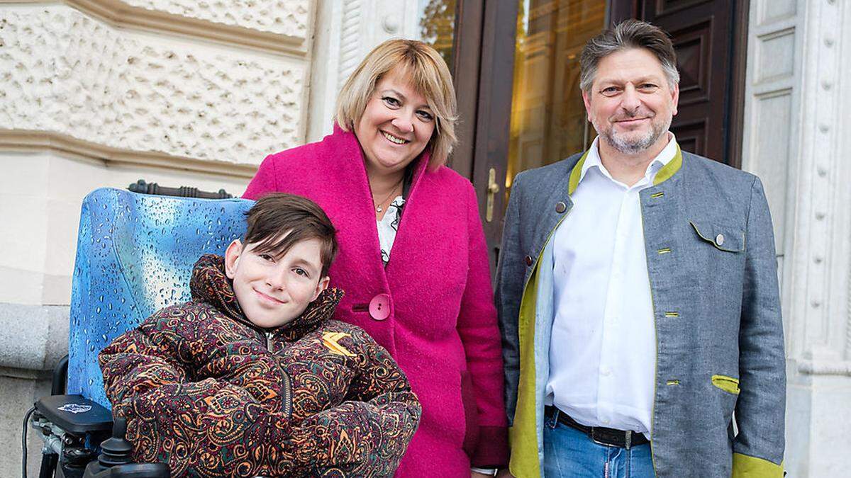 Der vorletzte Gerichtstermin war im Oktober: Georg mit seinen Eltern Claudia und Andreas Polic vor dem Grazer Zivilgericht
