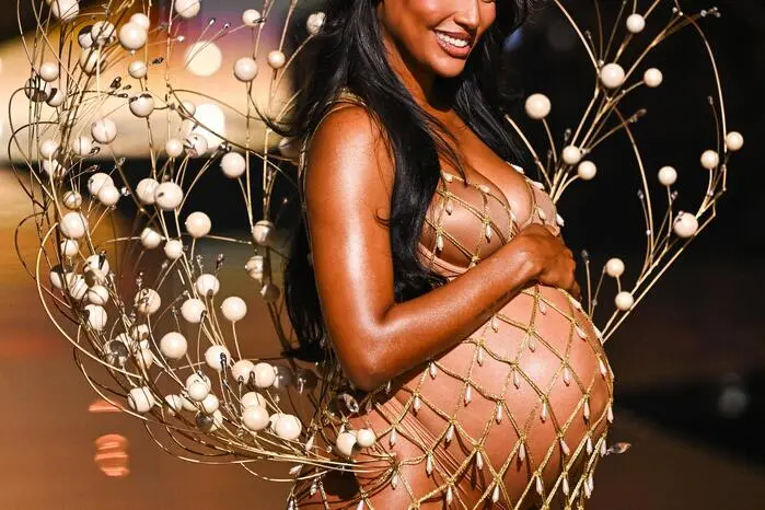 Jasmine Tookes eröffnete die Show