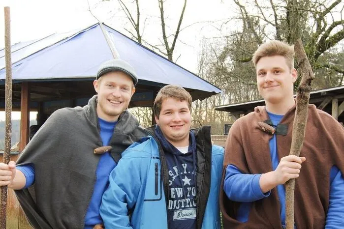 Zwei Hirten, Christoph Nöst und Marvin Kohlhofer (auf dem Bild mit Daniel Schweighofer in der Mitte), versprühten Weihnachtsstimmung und verbreiteten die Weihnachtsbotschaft.