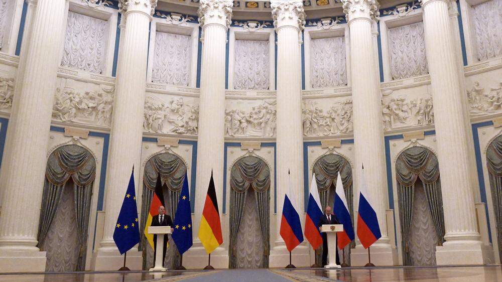 Der Deutsche Kanzler Olaf Scholz und der russische Präsident Wladimir Putin bei einer gemeinsamen Pressekonferenz in Moskau Mitte Februar letzten Jahres. Putin hatte damals eine Kriegsabsicht noch bestritten. Keine zwei Wochen später überfiel Russland sein Nachbarland