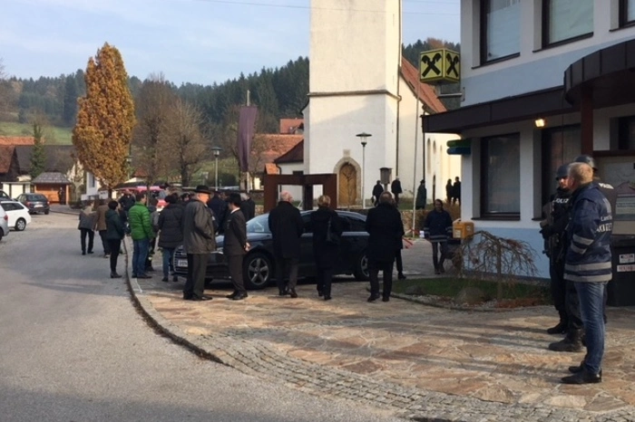 Die Polizei hat das Ortszentrum abgesichert, versucht sich bei der Trauerfeier aber so gut wie möglich im Hintergrund zu halten.