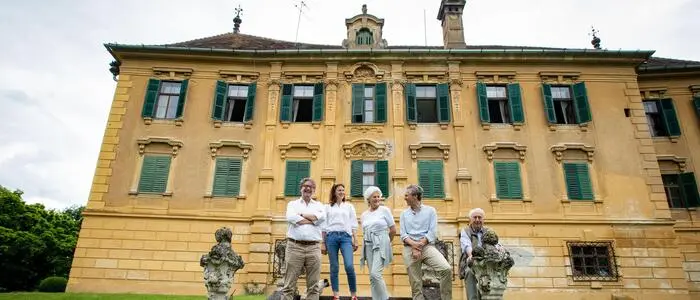 Die Familie Kottulinsky vor dem Schloss Neudau. Dort erhält man bei Führungen am Tag des Denkmals exklusive Einblicke à la „Herrschaftszeiten!“
