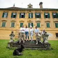 Die Familie Kottulinsky vor dem Schloss Neudau. Dort erhält man bei Führungen am Tag des Denkmals exklusive Einblicke à la „Herrschaftszeiten!“
