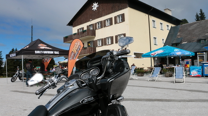 Treffpunkt war auf dem Parkplatz vor dem Gasthaus Lipp am Gaberl: Die Arge Bikerworld Austria um  Gaberl-Wirt Thomas Gauss und Uwe Michael von Harley Davidson in Graz lud zu einem Harley Davidson Treffen ein.