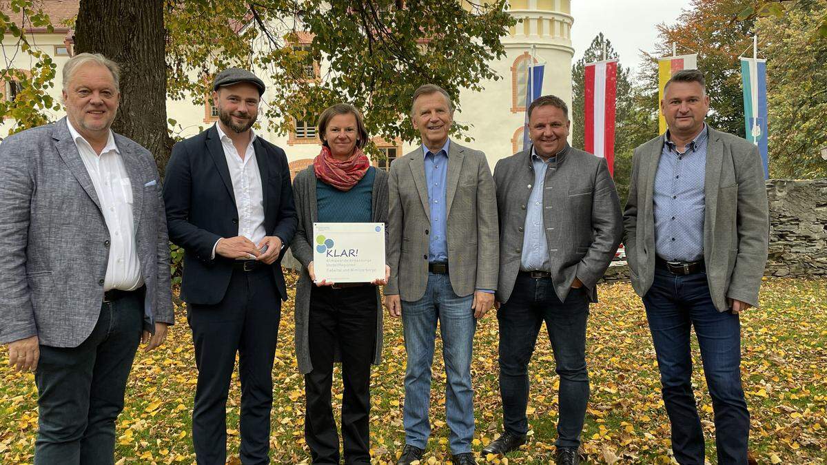 Haben die Weiterführung besiegelt: Martin Treffner (Bürgermeister Feldkirchen), Christoph Gräfling (Umweltreferent), Elke Müllegger (KLAR!-Managerin-Managerin), Johann Roblek (Vizebürgermeister Himmelberg), Werner Egger (Bürgermeister Steuerberg) und Jürgen Perchtold (Amtsleiter Steuerberg)