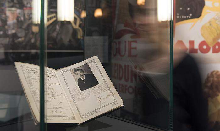 Albert Einsteins Schweizer Pass ist in Bern im Historischen Museum in einer Dauerausstellung zu besichtigen
