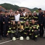 Viele Feuerwehrleute stehen für ein Gruppenbild zusammen