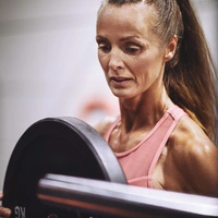 Frauen Ausdauer- und Krafttraining kombinieren. Kreatin kann beim Muskelaufbau und beim -erhalt unterstützen