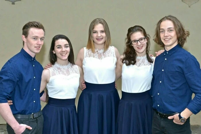 „Harmonix“ sind ein Vocal-Ensemble, das sich aus Schülern des Borg Spittal zusammensetzt.Johannes Puchreiter (Bass), Benjamin Kerschbaumer (Bariton), Lisa Truskaller (Tenor), Caterina Krammer (Alt) und Nikita Mataln (Sopran) haben sich vor eineinhalb Jahren zusammengetan. Die meisten Stücke werden von den Musikern selbst arrangiert. Angefangen hat alles mit dem Lied „As the Deer“ von Martin Nystrom. Mittlerweile kommen die fünf jungen Musiker viel herum und sind auch schon im Konzerthaus Klagenfurt aufgetreten. Wenn sie die Vorentscheidung schaffen, haben sie am 17. November wieder die Möglichkeit dort aufzutreten, wenn das Finale ansteht.