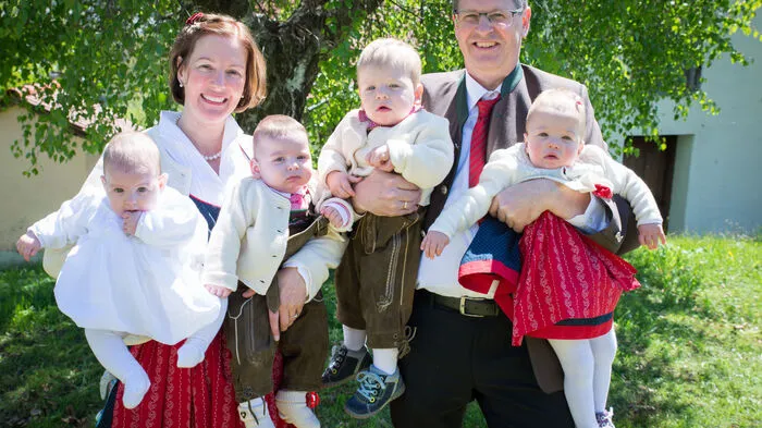 Die Zwillingspärchen trennen nur elf Monate. Im Bild hier bei der Hochzeit von Gerhild und Manfred Lang, zugleich Taufe der beiden Jüngeren.