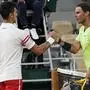 Novak Djokovic (links) und Rafael Nadal nach dem Paris-Halbfinale 2021