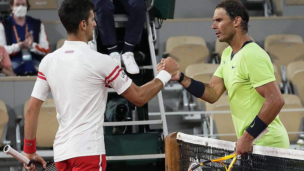 Novak Djokovic (links) und Rafael Nadal nach dem Paris-Halbfinale 2021